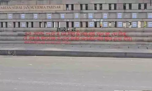 Lucknow News: सपा की महिला नेता ने आंबेडकर पार्क की दीवार पर की आपत्तिजनक पेंटिंग, लिखा- गर्म सिंदूर होता तो पहलगाम में मरने वालों को मिलता न्याय