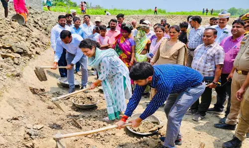 DM Durga Shakti Nagpal and CDO Abhishek Kumar work with MNREGA workers for water conservation