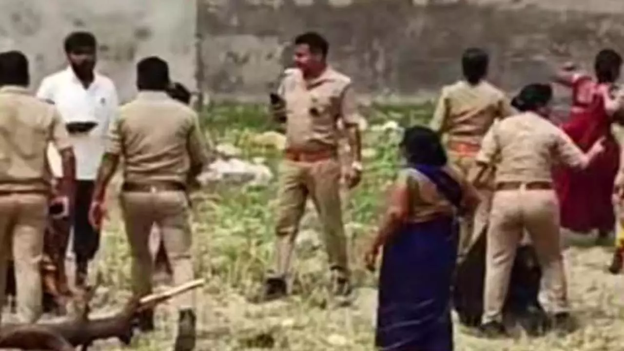 Women fall wall in presence of police, police challenge peace