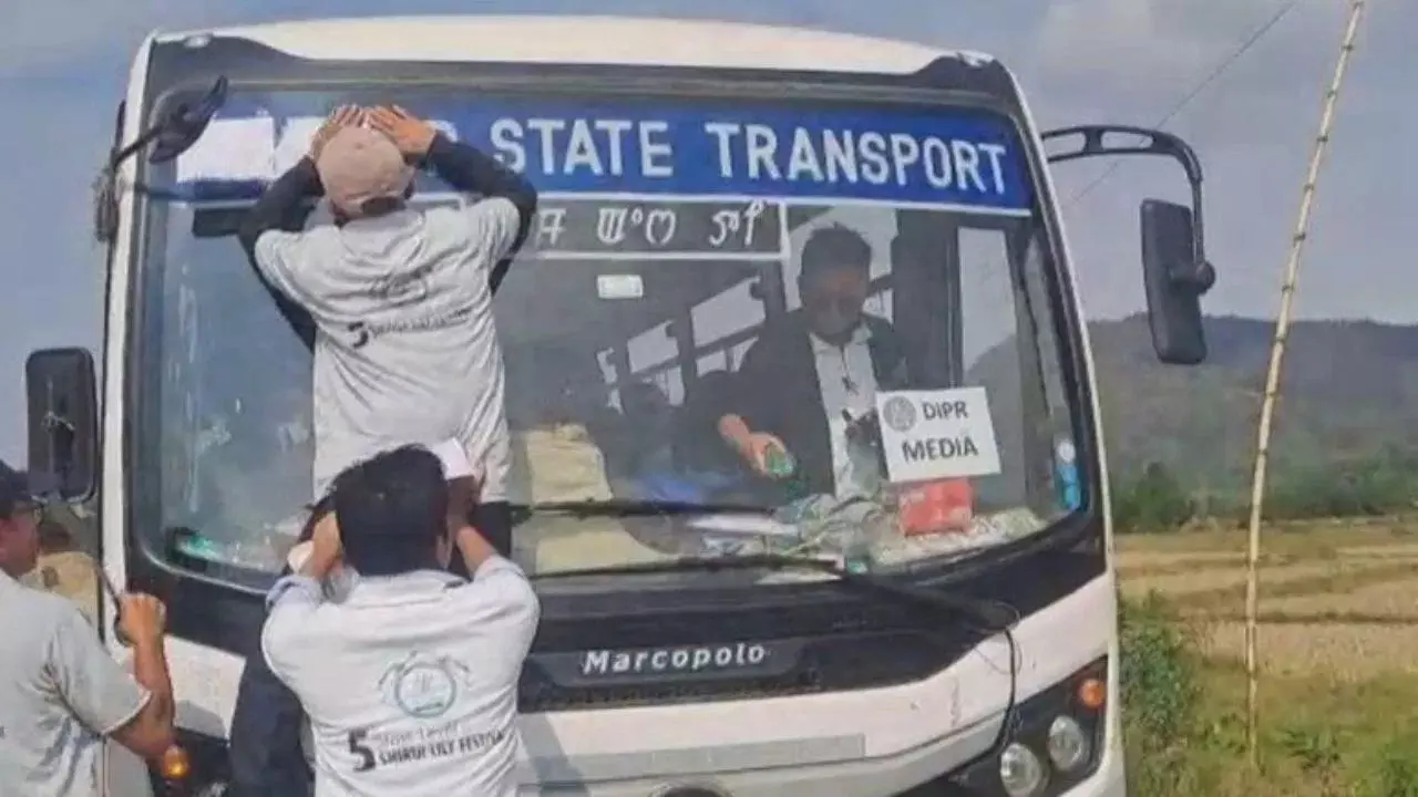 दो साल से जल रहे मणिपुर में फिर हुआ बवाल, सरकारी बस को लेकर प्रदर्शनकारी और सुरक्षाबलों में हुई हिंसक झड़प