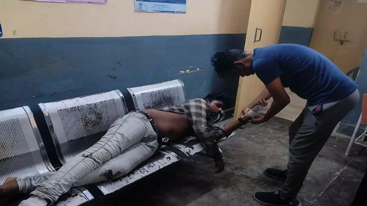 Bareilly News: भाई की शादी में शामिल होने जा रहा युवक ट्रेन से नीचे गिरा ,जिला अस्पताल रेफर