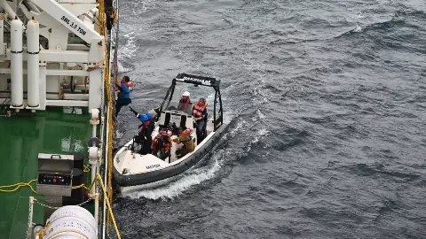 Indian Coast Gurad ने चलाया अरब सागर में बहुत बड़ा ऑपरेशन, दुनिया भर में होने लगी भारत की वाह-वाही, हर कोई रह गया हैरान Indian Coast Gurad ने चलाया अरब सागर में बहुत बड़ा ऑपरेशन, दुनिया भर में होने लगी भारत की वाह-वाही, हर कोई रह गया हैरान