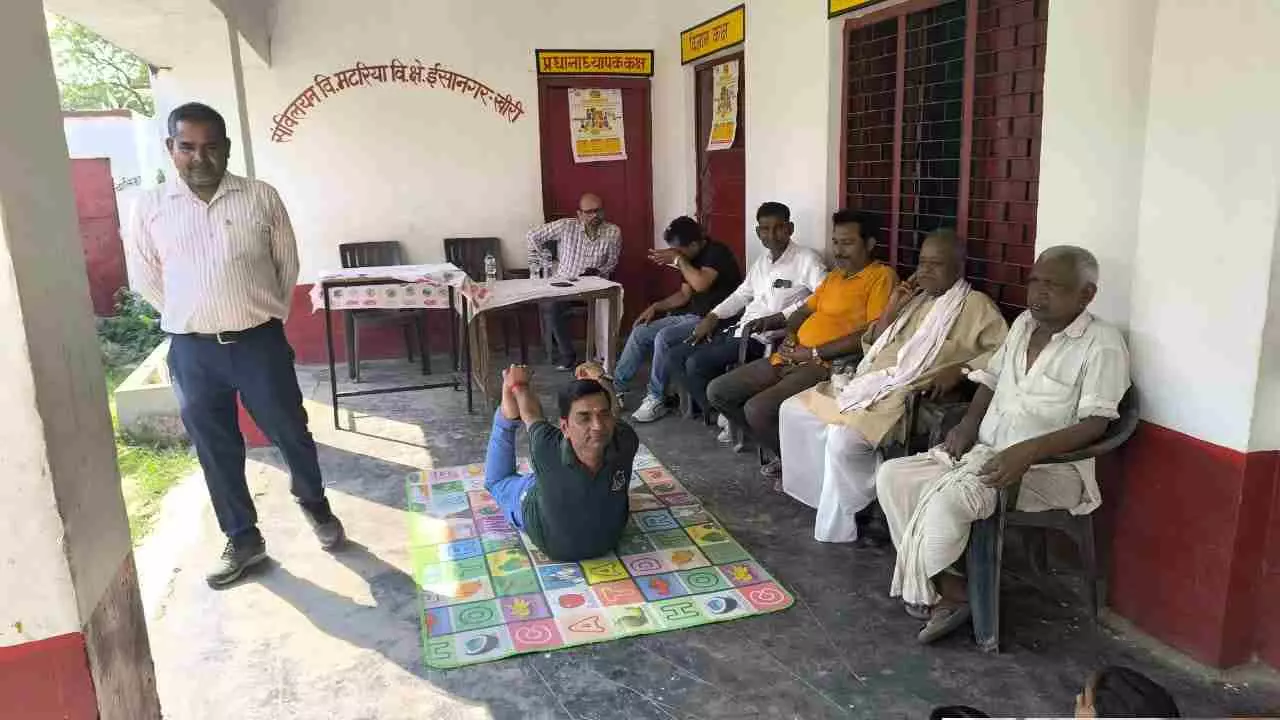 Lakhimpur Kheri News: ईसानगर के समर कैंप में पहुचे डॉक्टरों ने बच्चों को सीपीआर देने के साथ अलग अलग योग करवाकर बताये उनके फ़ायदे