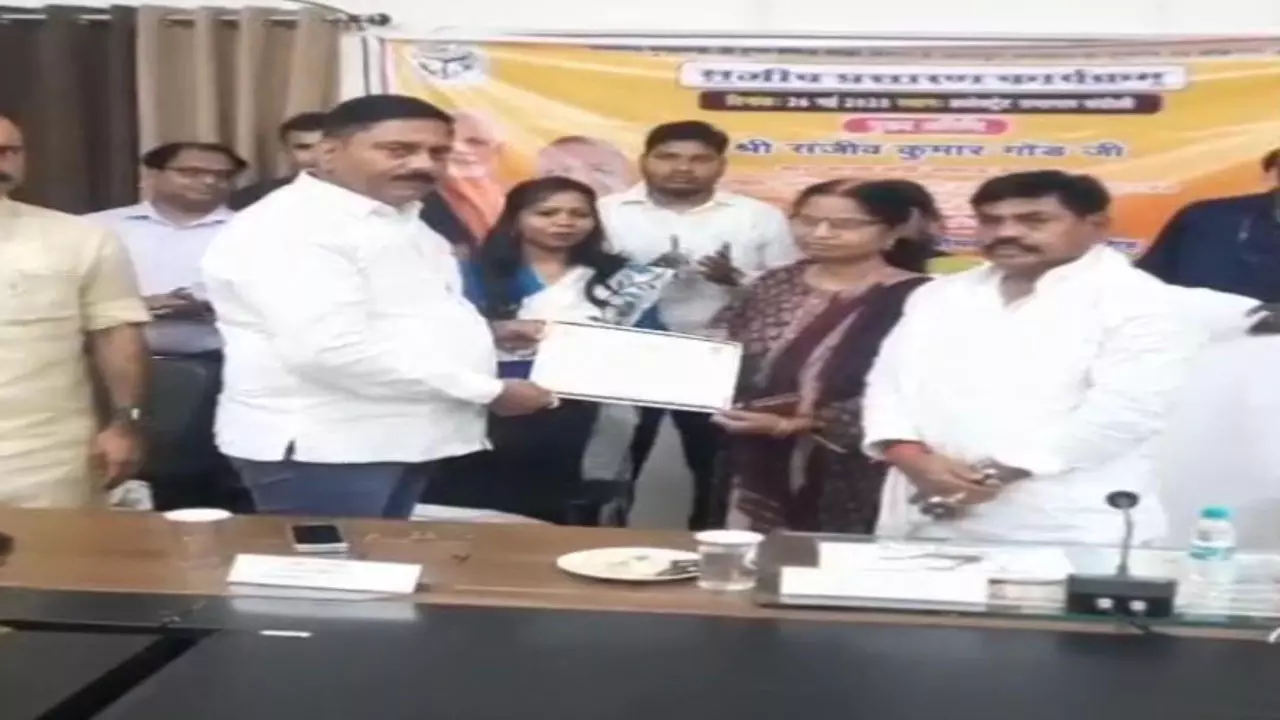 Chandauli News: शिक्षा का सम्मान: नौगढ़ की नीतू श्रीवास्तव बनीं शिक्षा जगत की प्रेरणा