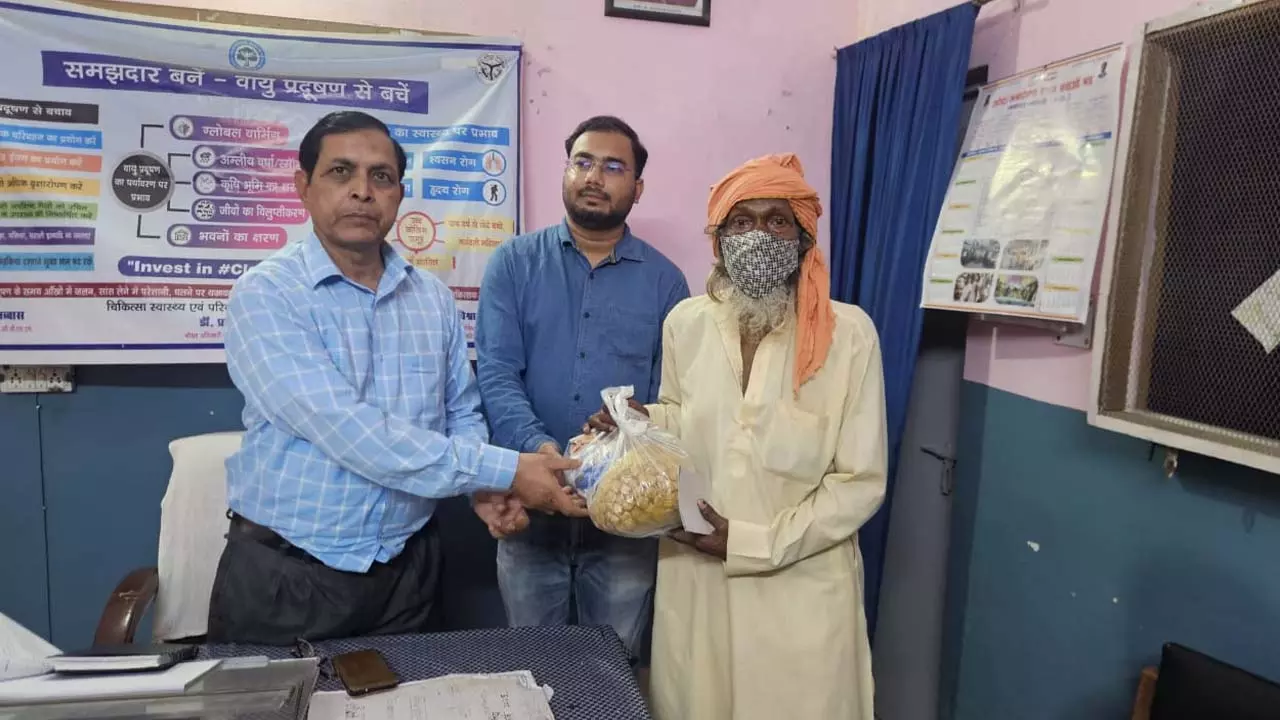 District Expenditure Officer inspects Mirgunj CHC, distributes nutrition kit to patients
