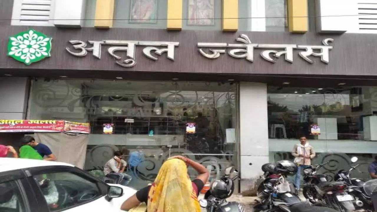 Hardoi News: सराफा की दुकान से लाखों के जेवर चोरी कर कर्मचारी भागा, एफआइआर दर्ज