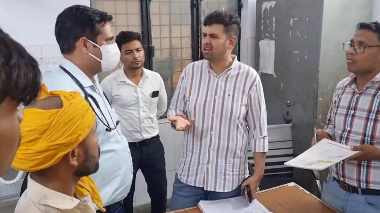 Hardoi District Collector Anunay Jha inspected Hardoi Medical College