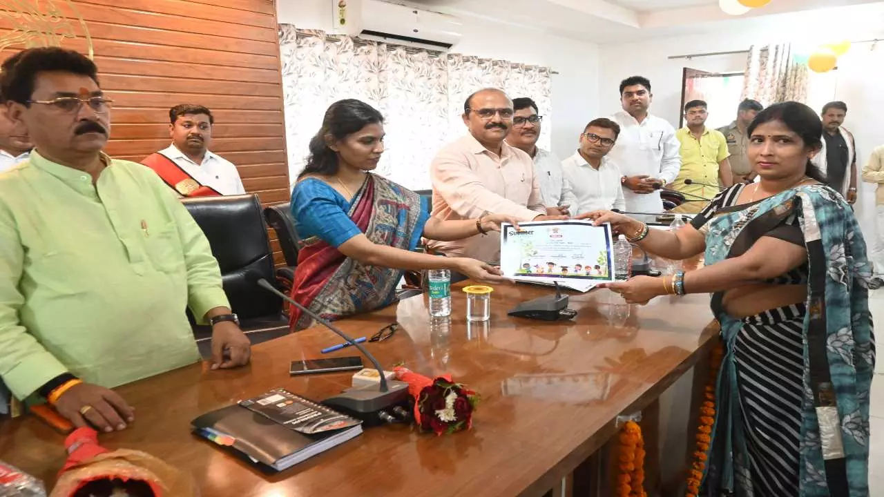 Banda News: DM बोलीं- बच्चों को स्कूलों में लाने के लिए बनाएं महोत्सव का माहौल, जुलाई प्रारंभ में ही सभी का पंजीकरण
