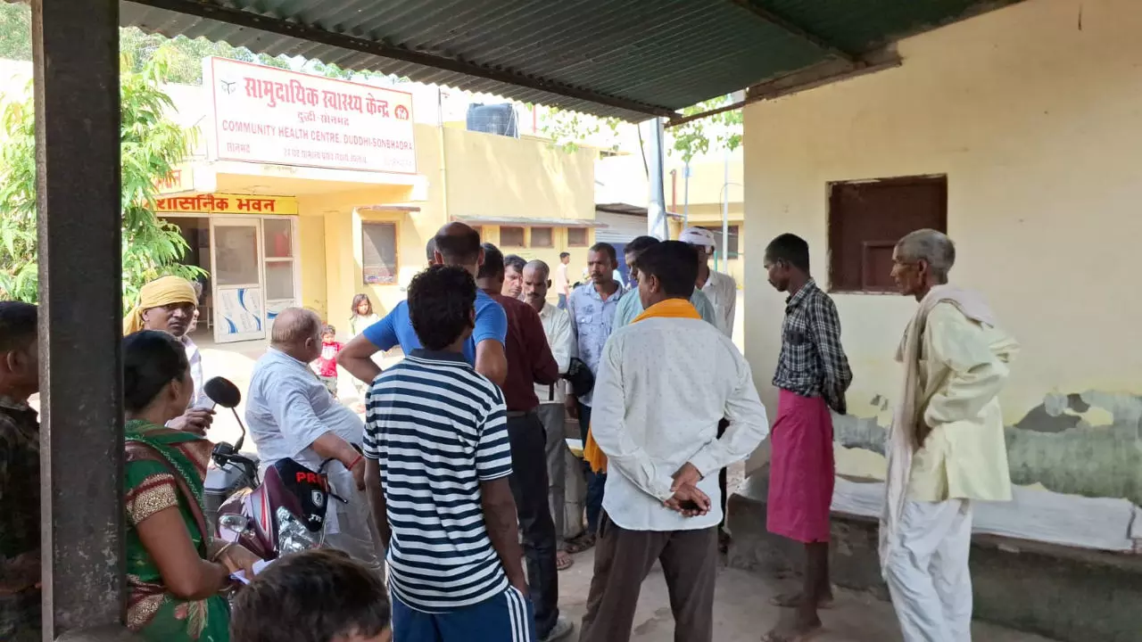 Sonbhadra News: करंट से मासूम सहित दो की मौत, एक की रास्ते पर गिरे तार, दूसरे की छत पर खींचे तार की चपेट में आकर गई जान