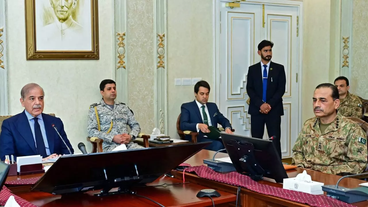 पाकिस्तान में तख्तापलट! शहबाज शरीफ के विदेश जाते ही आर्मी चीफ आसिम मुनीर ने कर दिया खेल, PMO में बैठा दिया अपने गुर्गे को