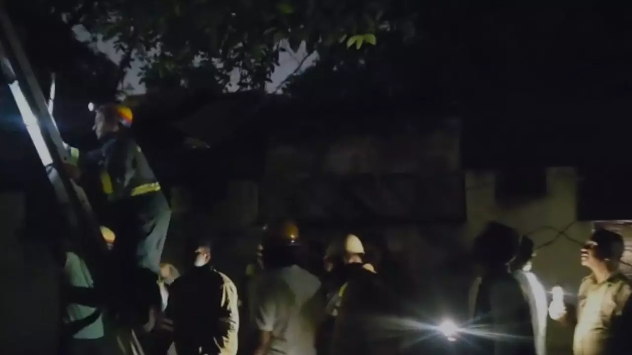 Lucknow News: कैसरबाग इलाके में स्थित आबकारी विभाग के कार्यालय में लगी भीषण आग, कड़ी मशक्कत के बाद दमकल विभाग ने आग पर पाया काबू