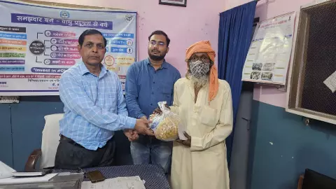 District Expenditure Officer inspects Mirgunj CHC, distributes nutrition kit to patients