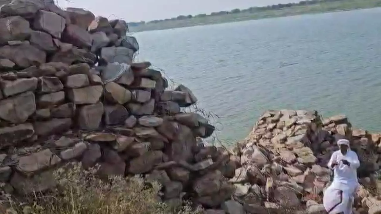 Chandauli News: सपा के पूर्व विधायक ने लगाया बड़ा आरोप, कहा- महुजी में गंगा कटान रोकने के नाम हुआ बड़ा भ्रष्टाचार