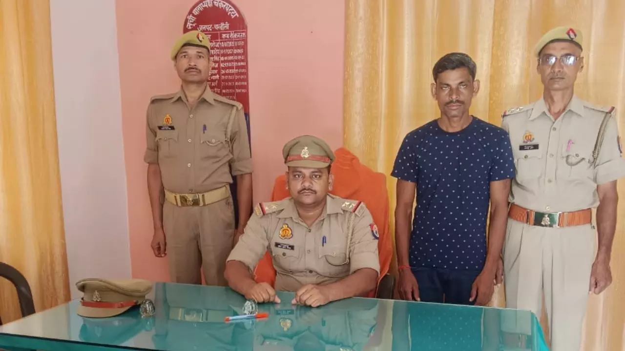 Chandauli News: गौतस्करी के मामले में चकरघट्टा पुलिस की बड़ी कार्रवाई, वारंटी गिरफ्तार