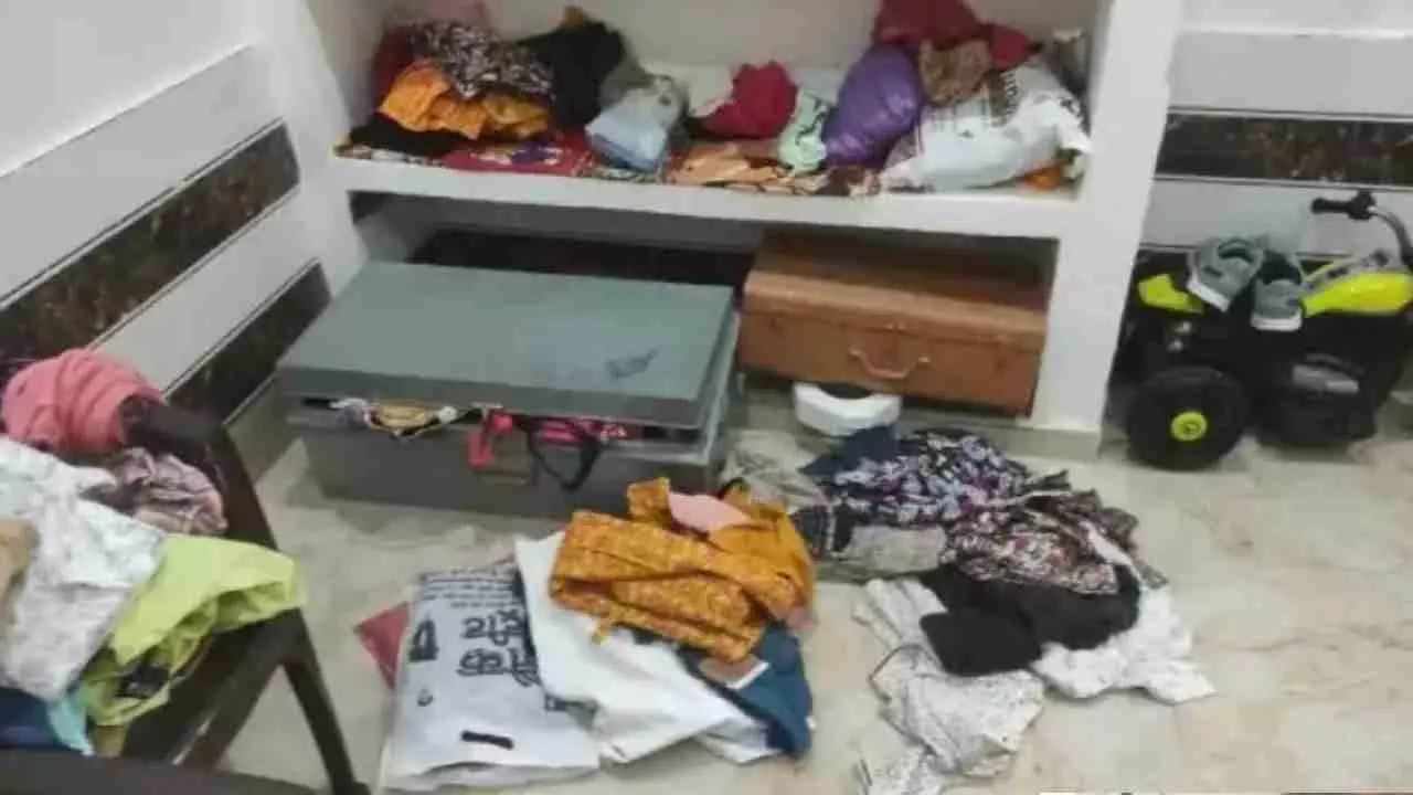 Hardoi News: जनपद में थम नहीं रही चोरियां, स्वास्थकर्मी के घर से लाखो का सामान लेकर फरार हुए चोर, जाँच में जुटी पुलिस