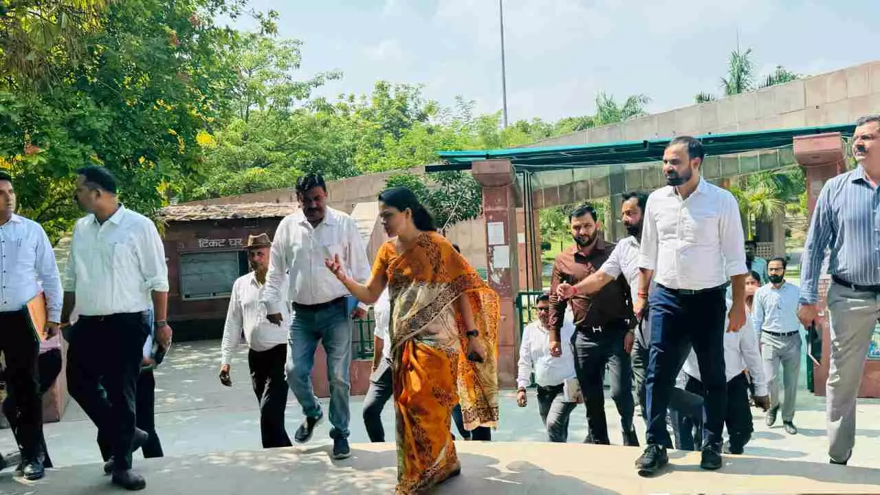 Lucknow News: निर्माण कार्यों और पार्कों की स्थिति का मंडलायुक्त ने लिया जायजा, गुणवत्ता और सौंदर्यीकरण पर दिया जोर, अफसरों को दिए दिशा-निर्देश