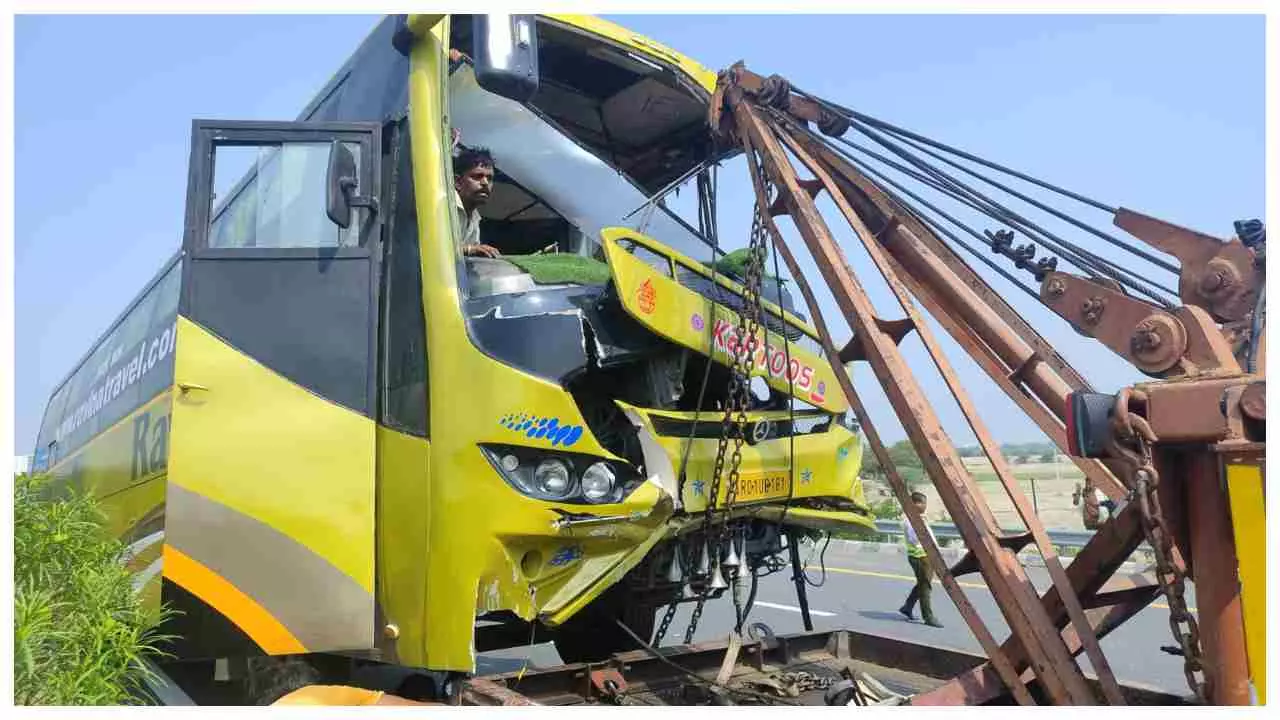 Kannauj News: कन्नौज में आगरा लखनऊ एक्सप्रेसवे पर हुआ हादसा‚ दो लोगों की मौत‚ 6 घायल