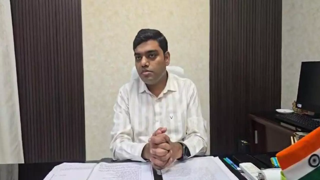 Raebareli News: फ़र्ज़ी जाति प्रमाणपत्र मामला: सलोन नगर पंचायत अध्यक्ष के वित्तीय एवं प्रशासनिक अधिकार निलंबित