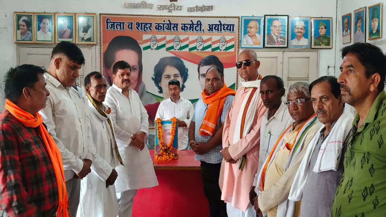 Pandit Jawaharlal Nehru, father of Panchashil Siddhanta, Congress people pay tribute by offering flowers on his death anniversary