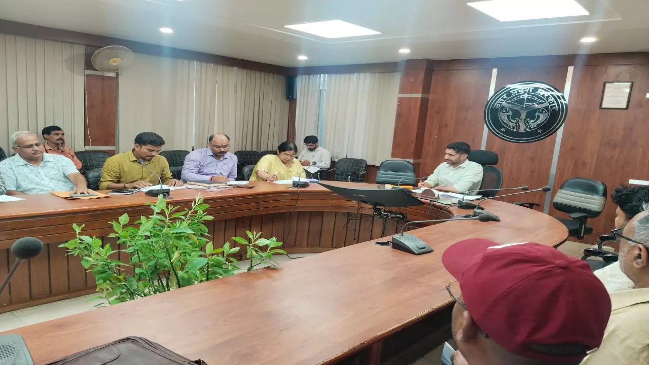 Varanasi News: मुख्य विकास अधिकारी की अध्यक्षता में समीक्षा बैठक, प्रशिक्षण प्रदाताओं को दिए गए आवश्यक दिशा-निर्देश
