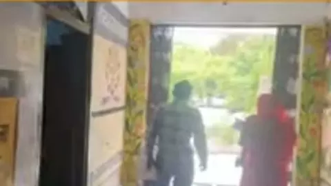 Shravasti News: श्रावस्ती में फर्जी दस्तावेज से नौकरी कर रही महिला सफाई कर्मी बर्खास्त, विभाग में हड़कंप