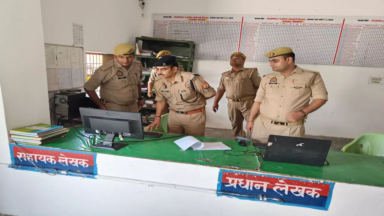 Etah News: थाना पिलुआ के एएसपी ने किया वार्षिक निरीक्षण, व्यवस्थाओं में सुधार के दिए निर्देश