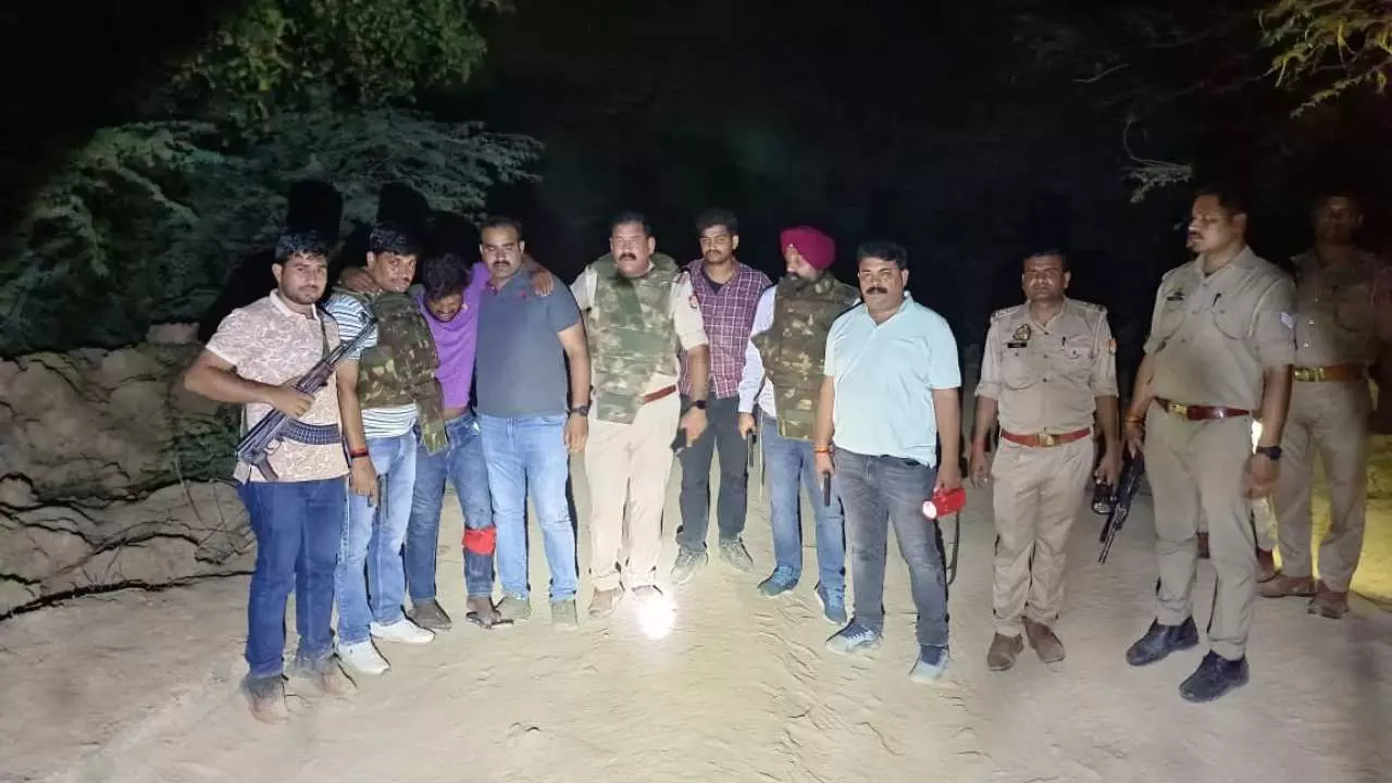 Jhansi News: बेतवा नदी किनारे खिरिया घाट पर मुठभेड़ में 25 हजार का इनामी बदमाश गिरफ्तार, अवैध असलहा और चोरी का माल बरामद