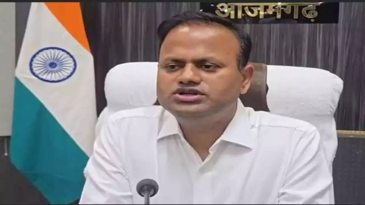 Azamgarh News: जिलाधिकारी ने ग्राम निधि के कार्यों में भ्रष्टाचार के आरोप में ग्राम पंचायत अधिकारी को किया निलंबित