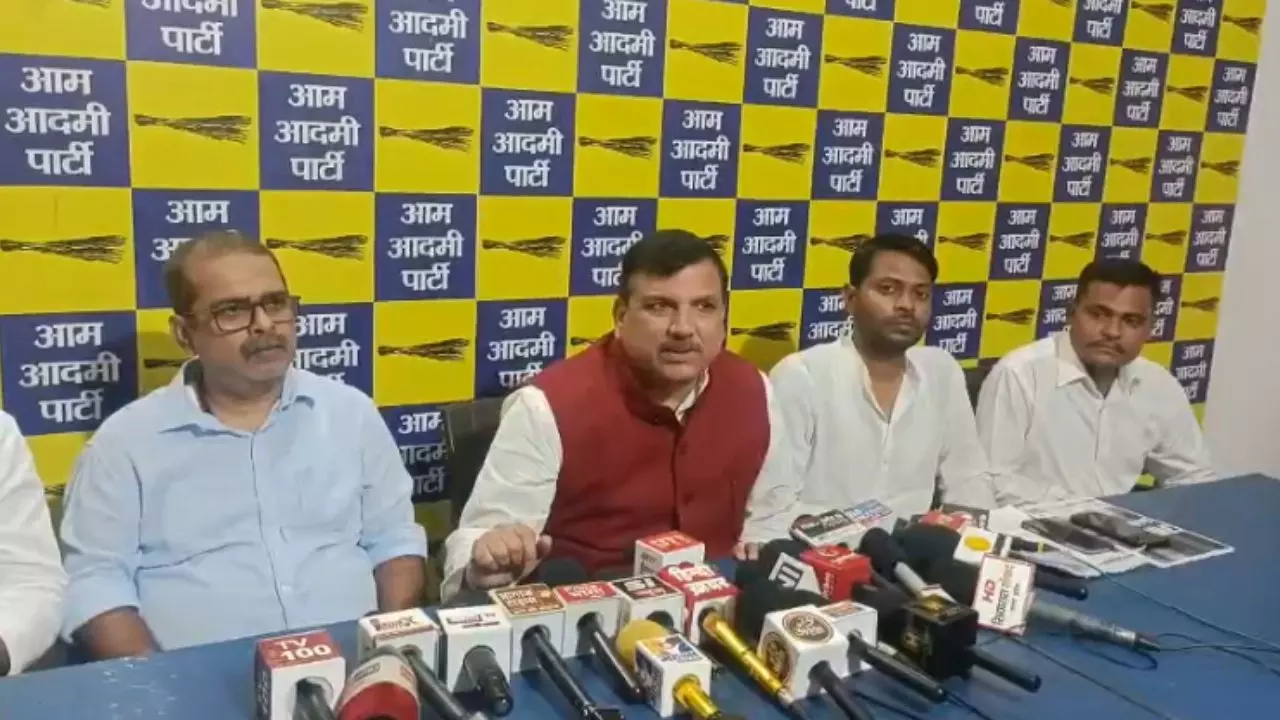 Lucknow News: यूपी के आपराधिक मामलों पर AAP सांसद संजय सिंह ने योगी सरकार को घेरा, बोले- आगरा के मंदिर में हुए रेप कांड ने खोली कानून व्यवस्था की पोल