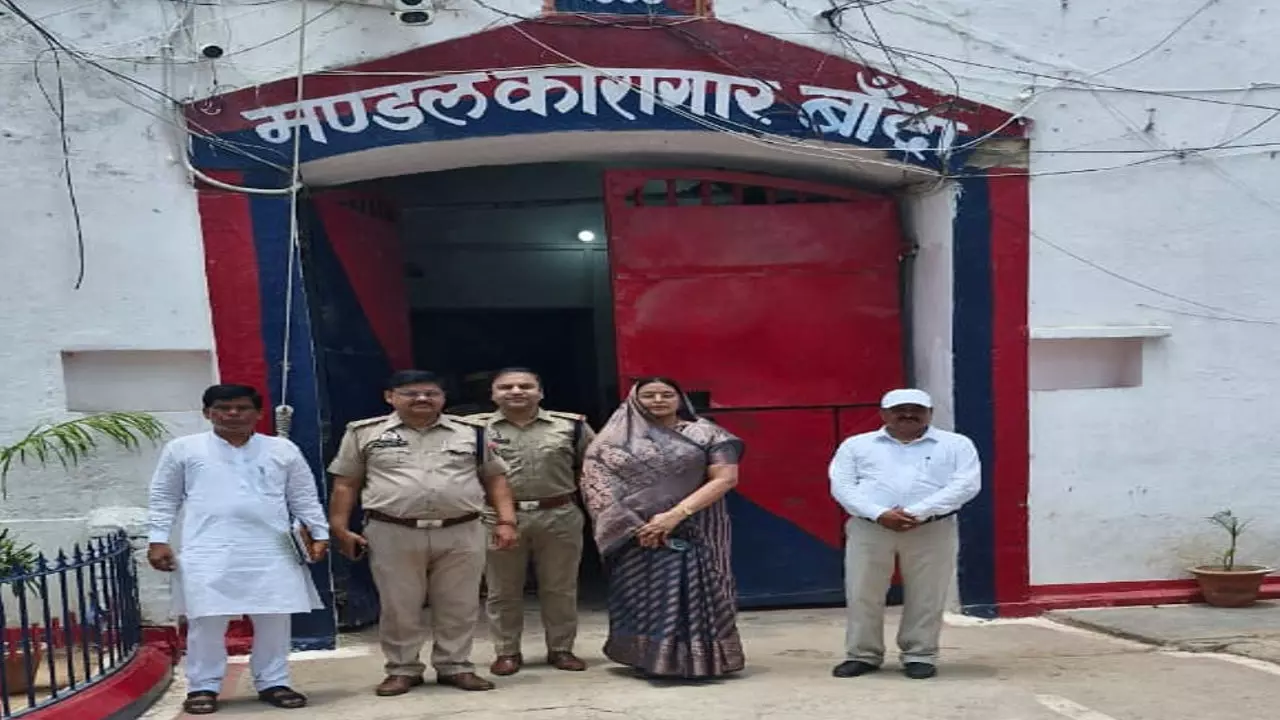 Banda News: महिला आयोग सदस्य ने बांदा कारागार पहुंचकर जाना महिला बंदियों का हाल, जनसुनवाई में बयां हुआ दर्द