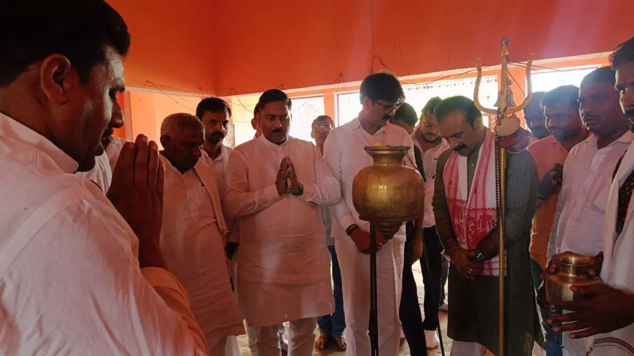 Chandauli News: दो समुदायों के बीच झड़प पर भाजपा प्रतिनिधिमंडल पहुंचा नेगुरा गांव, विपक्ष पर लगाया राजनीति करने का आरोप