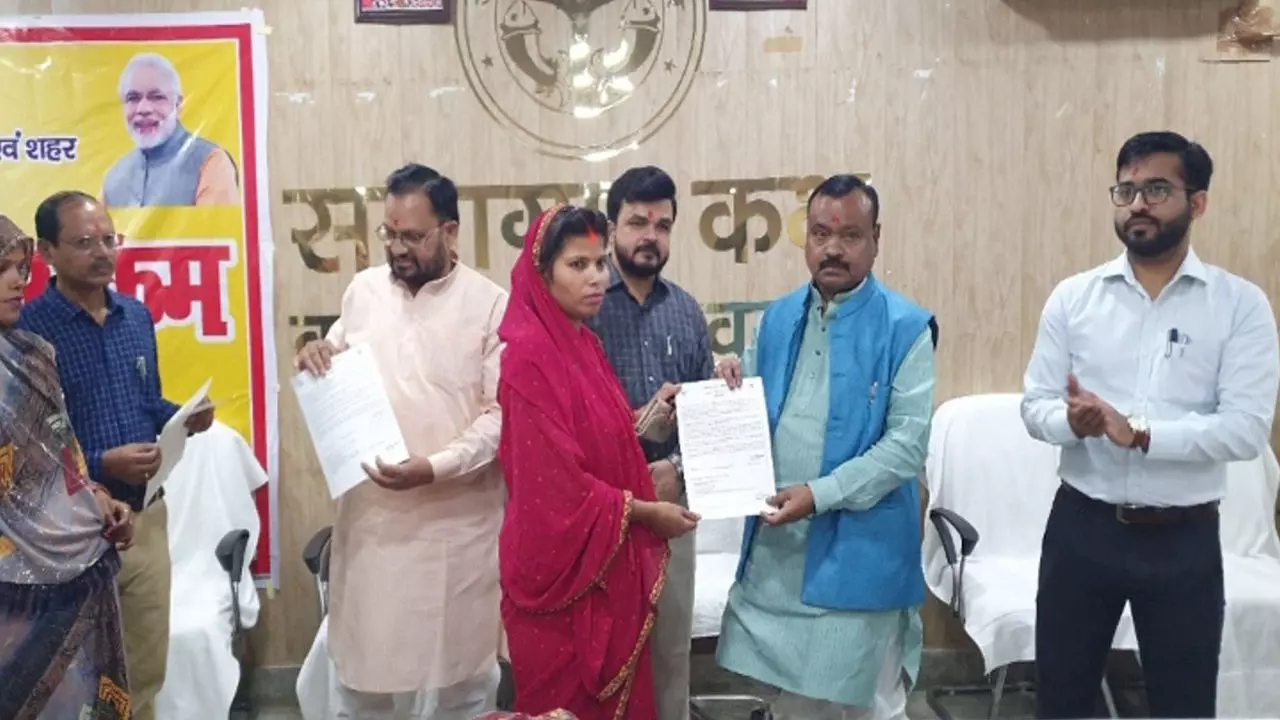 Shravasti News: आंगनबाड़ी कार्यकत्रियों की नई पारी शुरू: जिला पंचायत अध्यक्ष, विधायक, एमएलसी और डीएम ने बांटे नियुक्ति पत्र