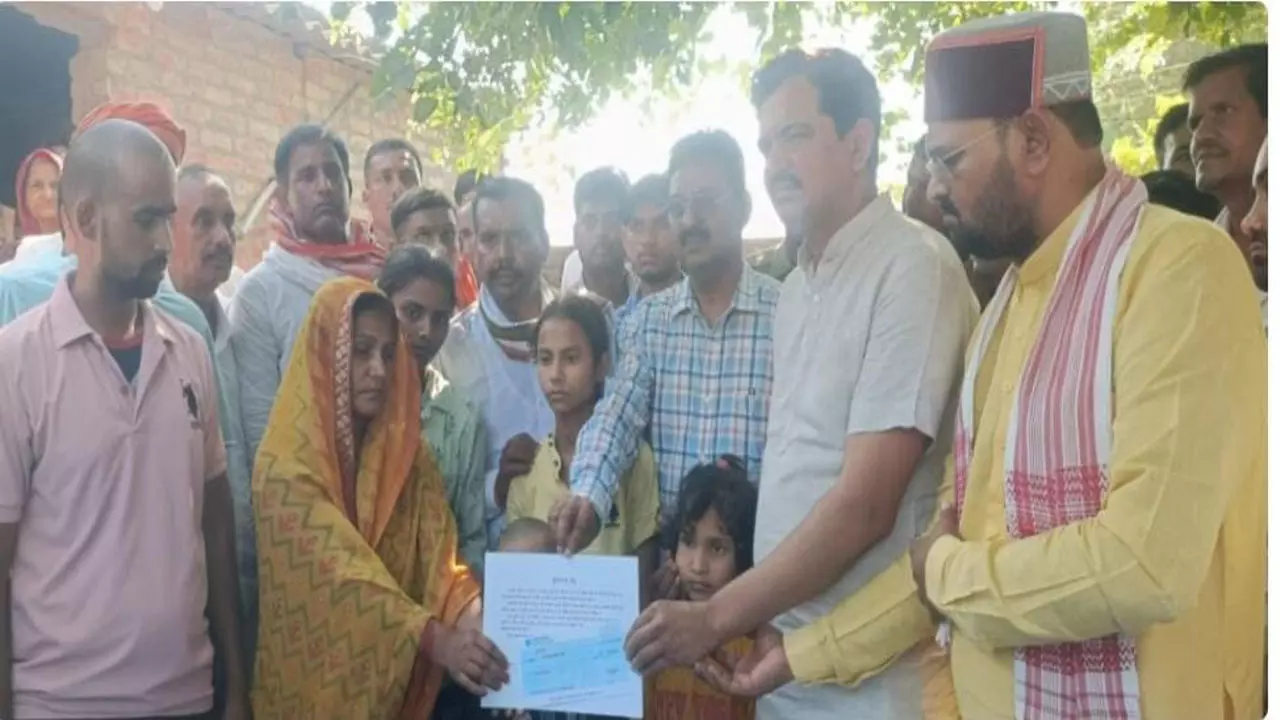 Ghazipur News: नरवर गांव में पीड़ित परिवारों के साथ खड़े हुए विशाल सिंह चंचल, पांच लाख का चेक सौंपा