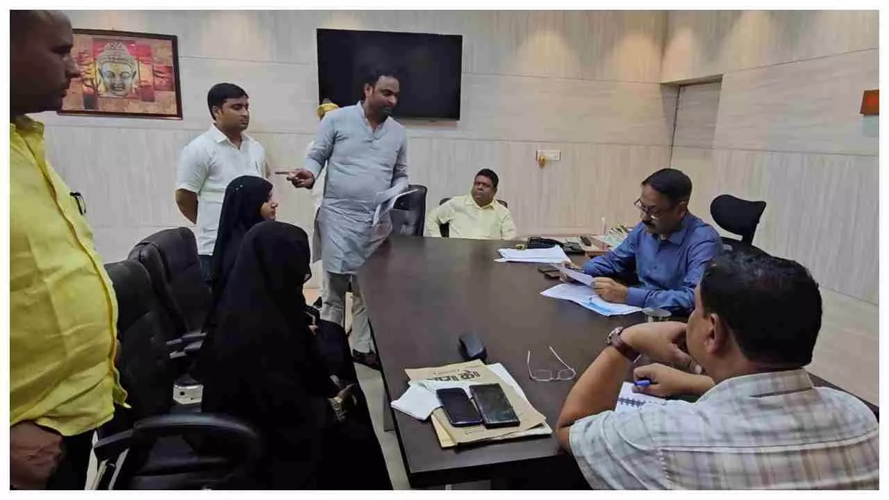 Sant kabir Nagar News: 4 वर्ष से ठप पड़े विकास कार्यो को लेकर डीएम से मिली सेमरियावां प्रमुख