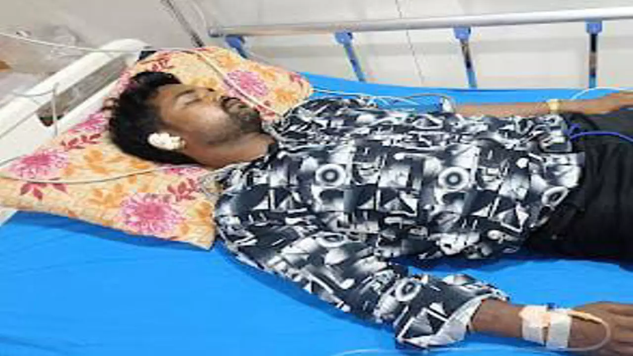 Azamgarh News: नीम के पेड़ के नीचे सो रहे युवक पर हमला: अज्ञात हमलावरों ने सिर पर किया प्रहार, हुआ घायल