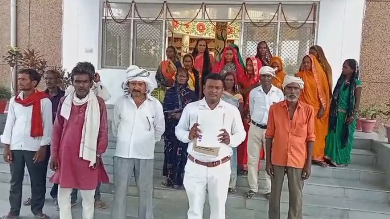 Lekhpal makes illegal recovery in the name of housekeeping, villagers complain to district officer