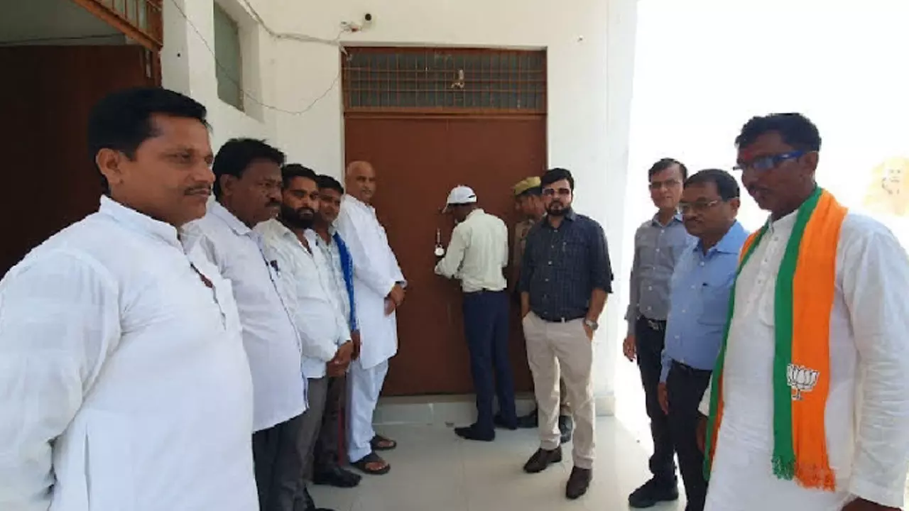 Shravasti News: डीएम ने जनता दर्शन में सुनीं समस्याएं, अधिकारियों को दिए ये निर्देश