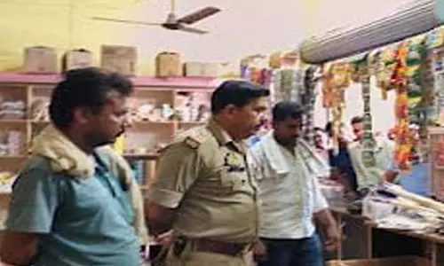 thieves steal about 60000 Rupees from three shops Crime News in Hindi