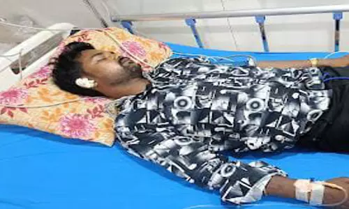 Azamgarh News: नीम के पेड़ के नीचे सो रहे युवक पर हमला: अज्ञात हमलावरों ने सिर पर किया प्रहार, हुआ घायल