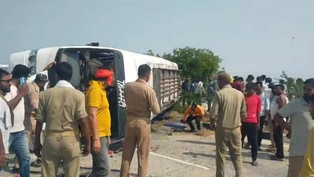 Jaunpur News: बदलापुर की तरफ से आ रही प्राइवेट बस लखौवां हाईवे पर पलटी, 4 की मौत, 15 घायल