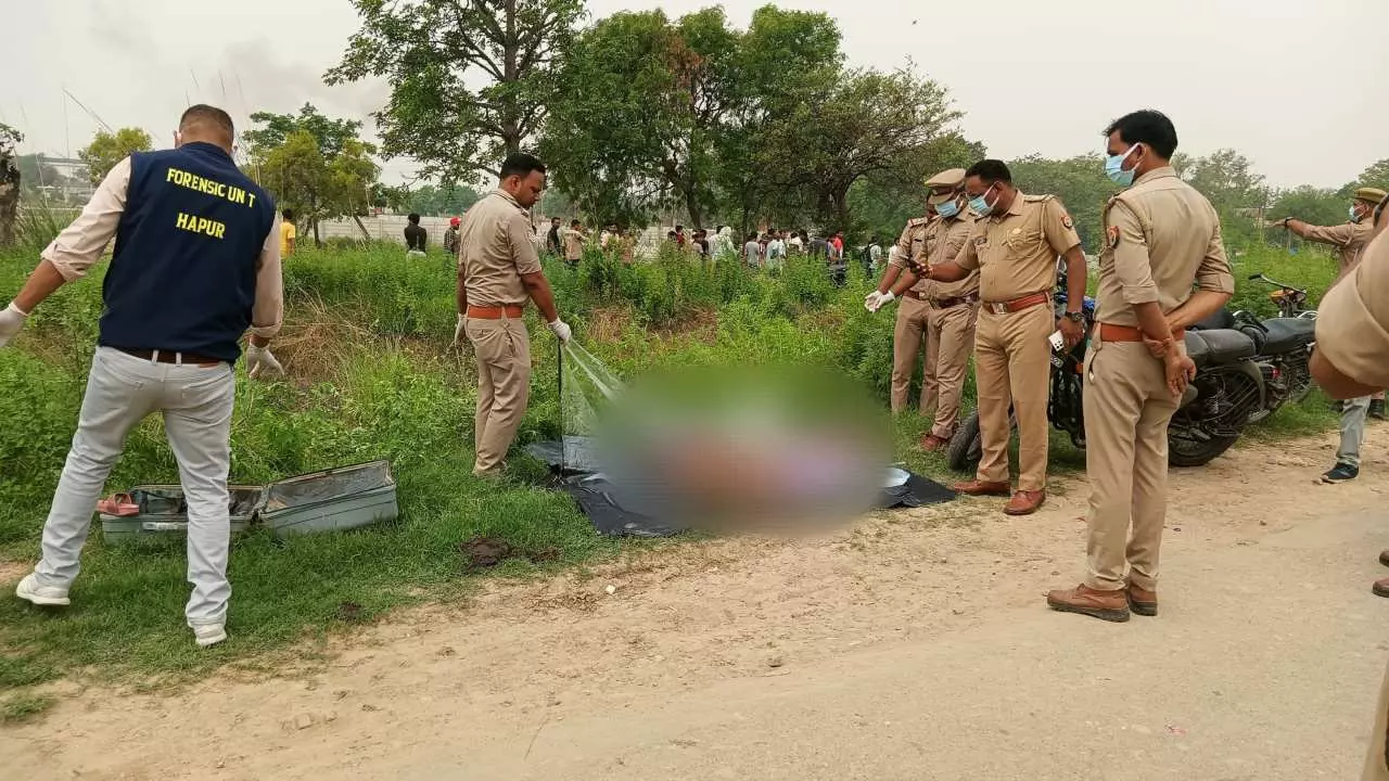 Hapur News: हापुड़ में रजवाहे में मिला सूटकेस, खुलते ही पुलिस के उड़े होश; इलाके में हड़कंप