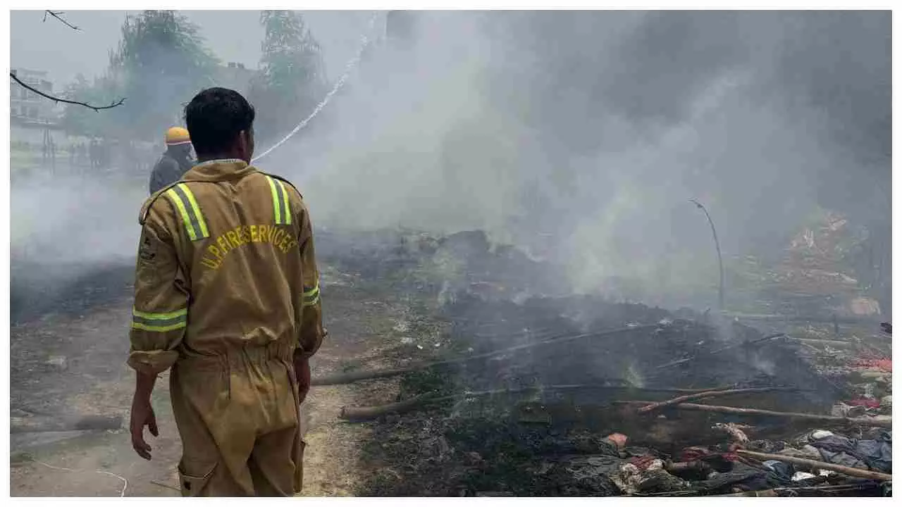 Lucknow News:कृष्णानगर का ओशोनगर कनौसी में फिर लगी आग, सिलेंडर के धमाकों के बीच 30 झोपड़ियां हुईं खाक, कड़ी मशक्कत के बाद पाया गया काबू