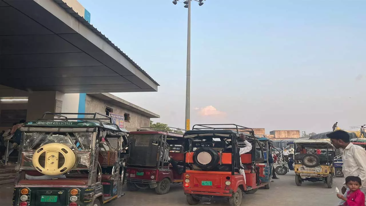 Passengers reaching the station are being lifted by e-rickshaws