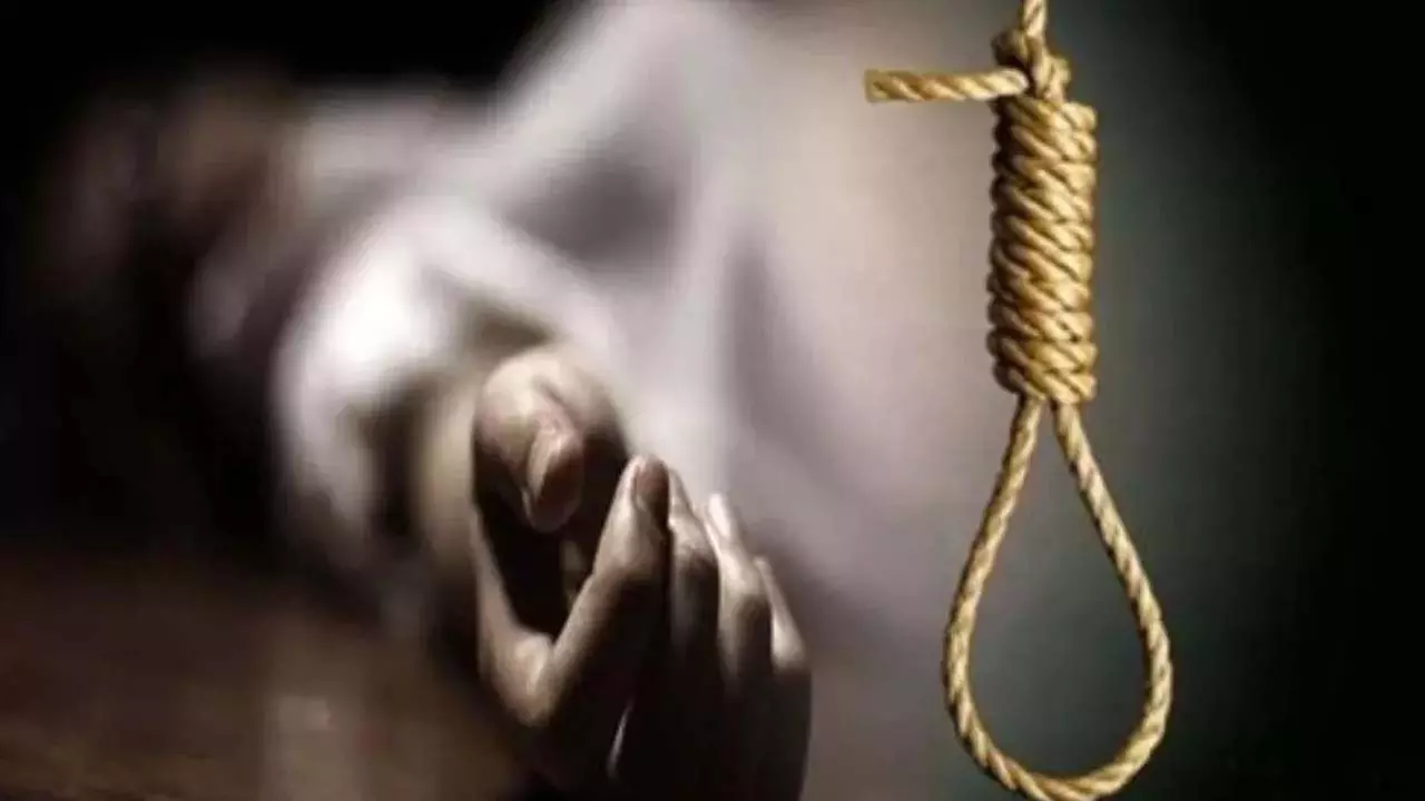 17-year-old girl commits suicide by hanging herself in Jhansi