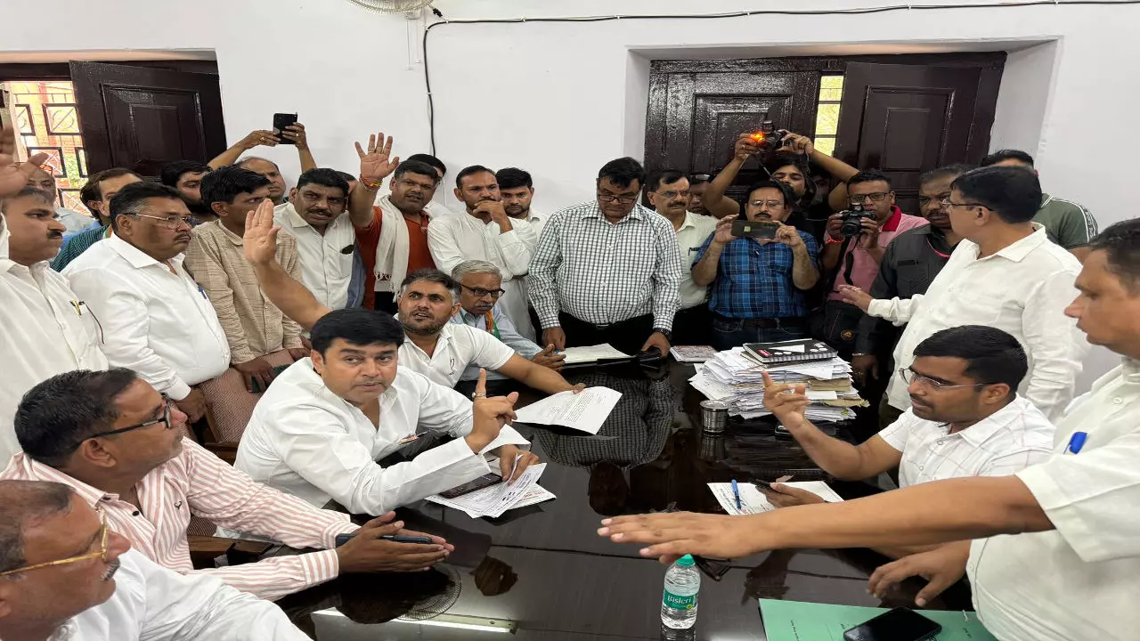 Meerut News: गंदगी, जानवर और गलियों की दुर्दशा! नगर निगम की नाकामी पर कांग्रेस का हल्लाबोल