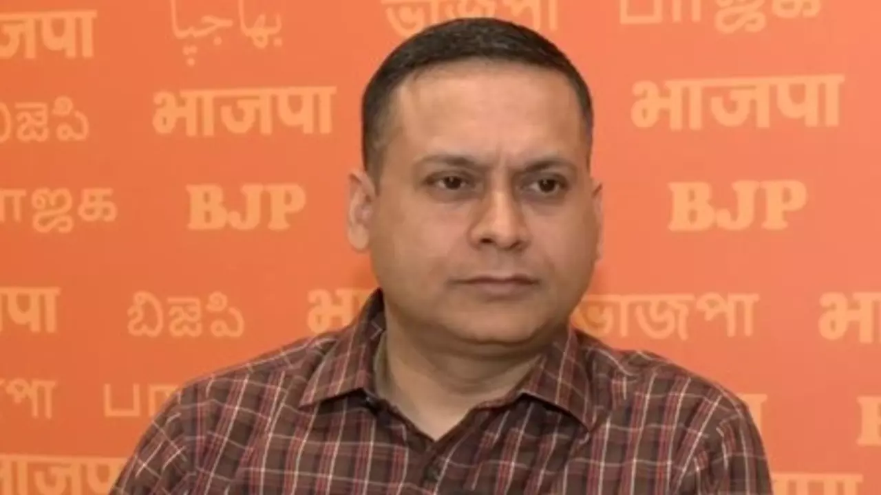 बीजेपी नहीं बांटेगी सिंदूर, अमित मालवीय ने कहा ये फ़र्ज़ी ख़बर