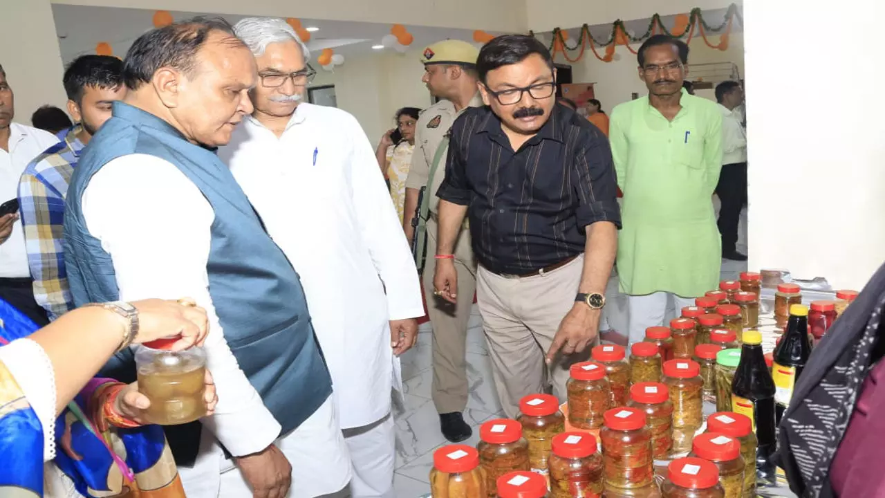 Bareilly News: लखपति दीदी योजना के बाद अब करोड़पति दीदी योजना की दिशा में किया जाएगा कार्य- जिलाधिकारी