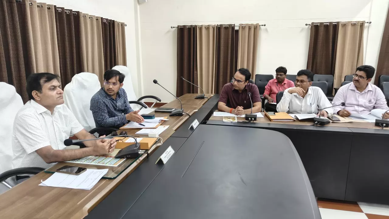 Chandauli News: प्रमुख सचिव मनीष चौहान ने चंदौली में विकास योजनाओं की समीक्षा की, समन्वित प्रयासों पर दिया जोर