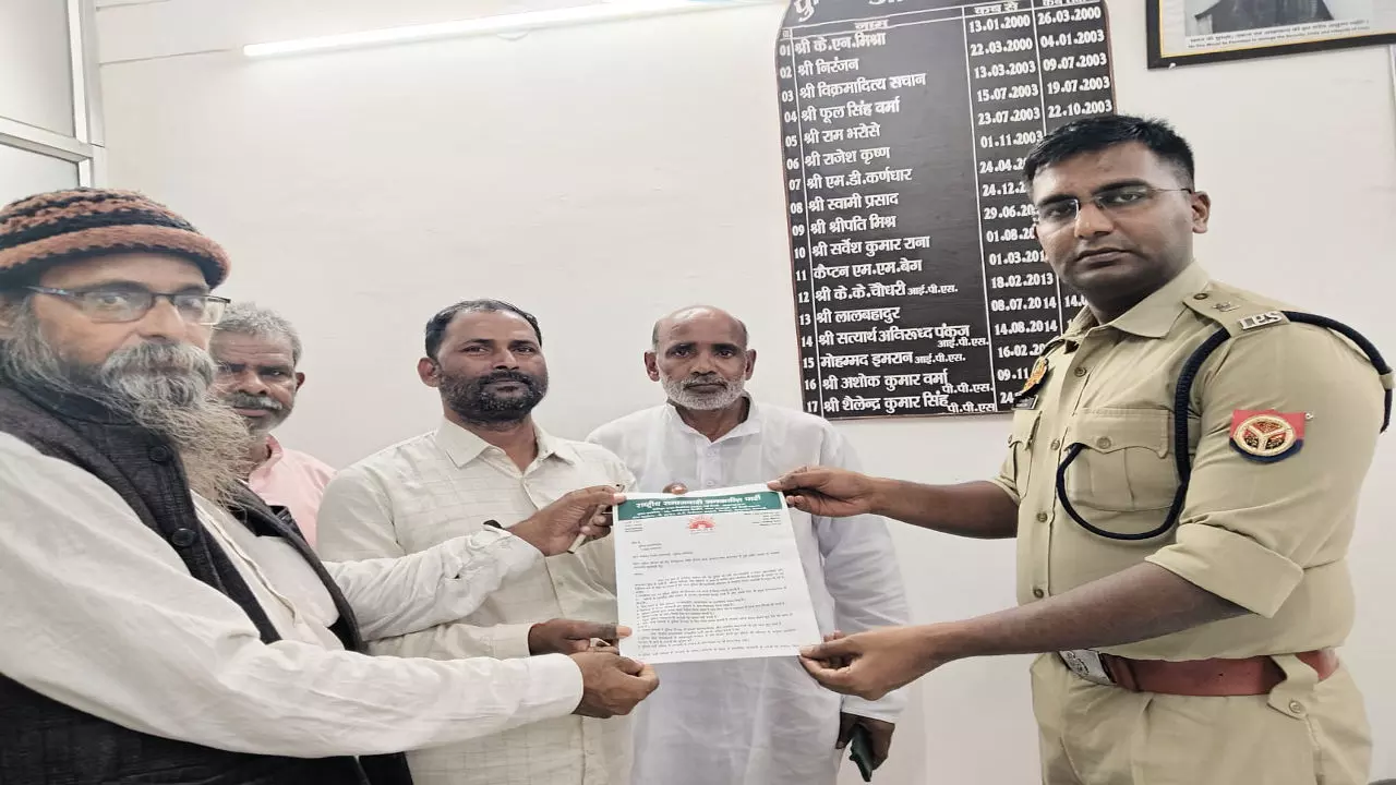 Azamgarh News: भ्रष्टाचार के खिलाफ संयुक्त आवाज: आजाद अधिकार सेना और राष्ट्रीय समाजवादी जन क्रांति पार्टी ने सौंपा ज्ञापन