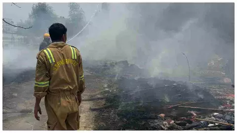 Lucknow News:कृष्णानगर का ओशोनगर कनौसी में फिर लगी आग, सिलेंडर के धमाकों के बीच 30 झोपड़ियां हुईं खाक, कड़ी मशक्कत के बाद पाया गया काबू